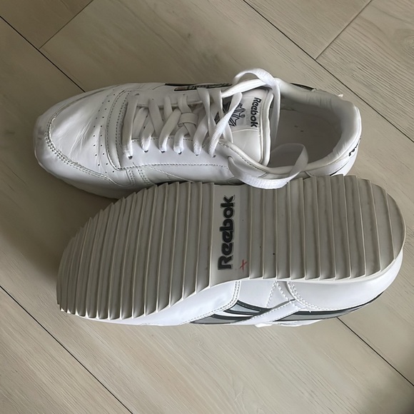 Classic Reebok white sneakers size 8 - Picture 3 of 4